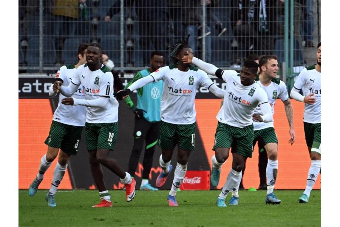 Gladbach mit großer Moral nach schwieriger Woche Mönchengladbach kam gegen Wolfsburg nach einem 0:2-Rückstand noch zurück. Foto: Federico Gambarini/dpa
