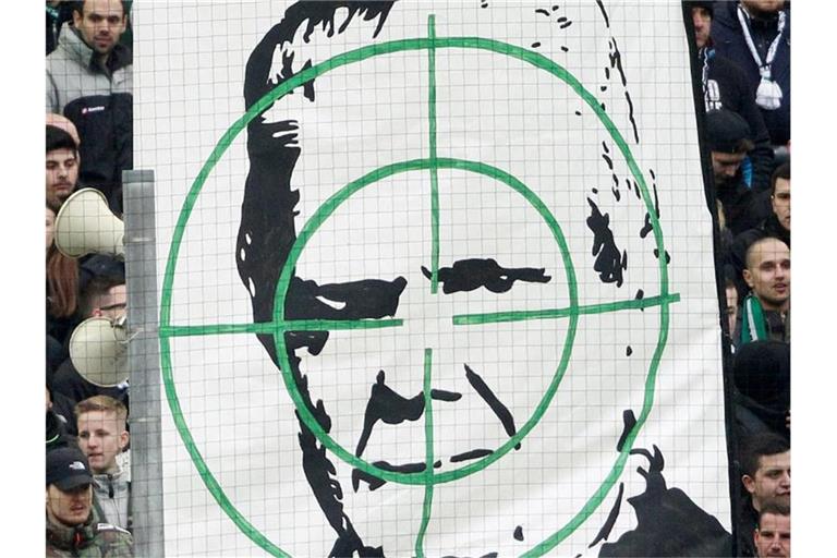 Mönchengladbacher Ultras zeigen ein Transparent mit dem Konterfei von Dietmar Hopp. Foto: Roland Weihrauch/dpa