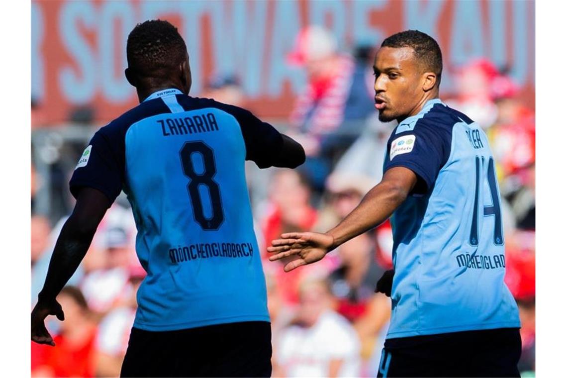 Mönchengladbachs Alassane Plea (r) freut sich über sein Tor zum 1:0 mit Denis Zakaria. Foto: Rolf Vennenbernd