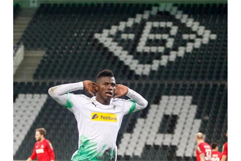 Mönchengladbachs Breel Embolo während eines Spiels. Foto: Roland Weihrauch/dpa/Archivbild