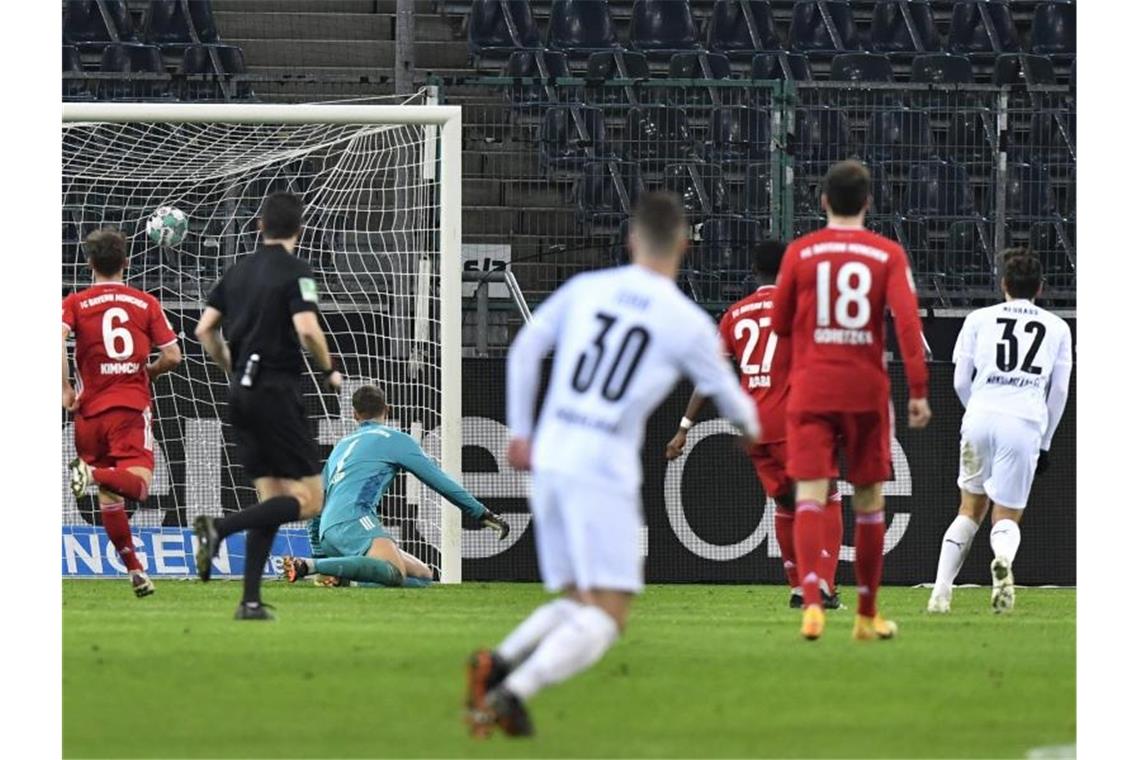 Klassiker zum Vergessen für die Bayern - Gladbach ganz stark Mönchengladbachs Florian Neuhaus (r) erzielte den Siegtreffer zum 3:2. Foto: Martin Meissner/AP/Pool/dpa