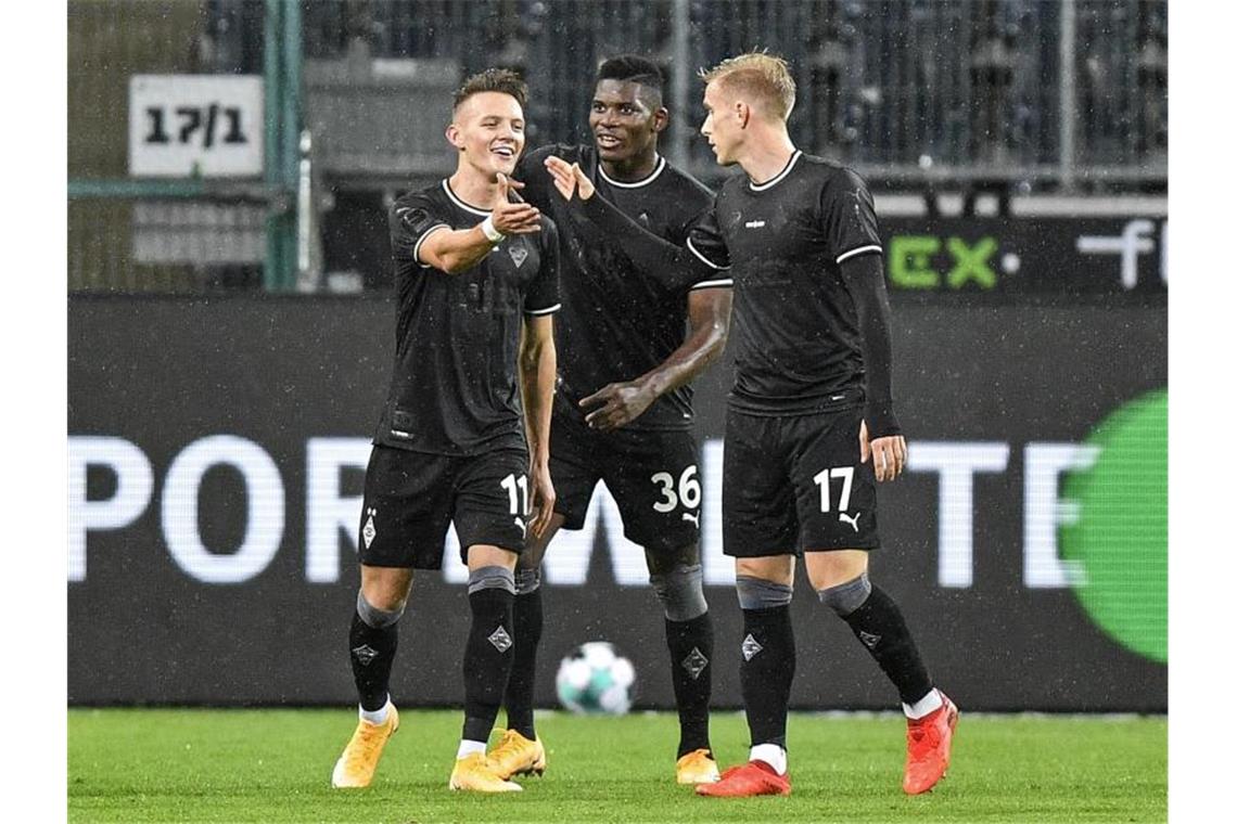 Mönchengladbachs Hannes Wolf (l-r) bejubelt sein Tor zum 1:0 mit Breel Embolo und Oscar Wendt. Foto: Martin Meissner/Pool AP/dpa