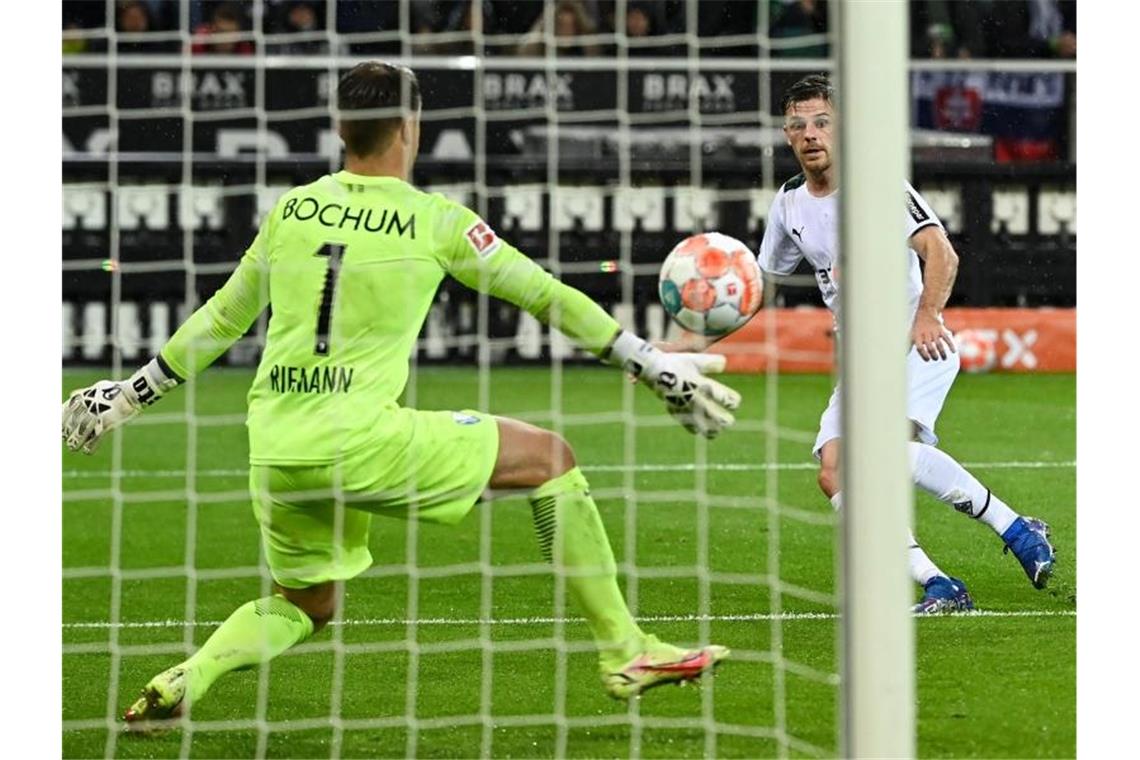 Gladbach nach Pokal-Gala: Arbeitssieg gegen Bochum Mönchengladbachs Jonas Hofmann trifft zum zwischenzeitlichen 2:0. Foto: Federico Gambarini/dpa