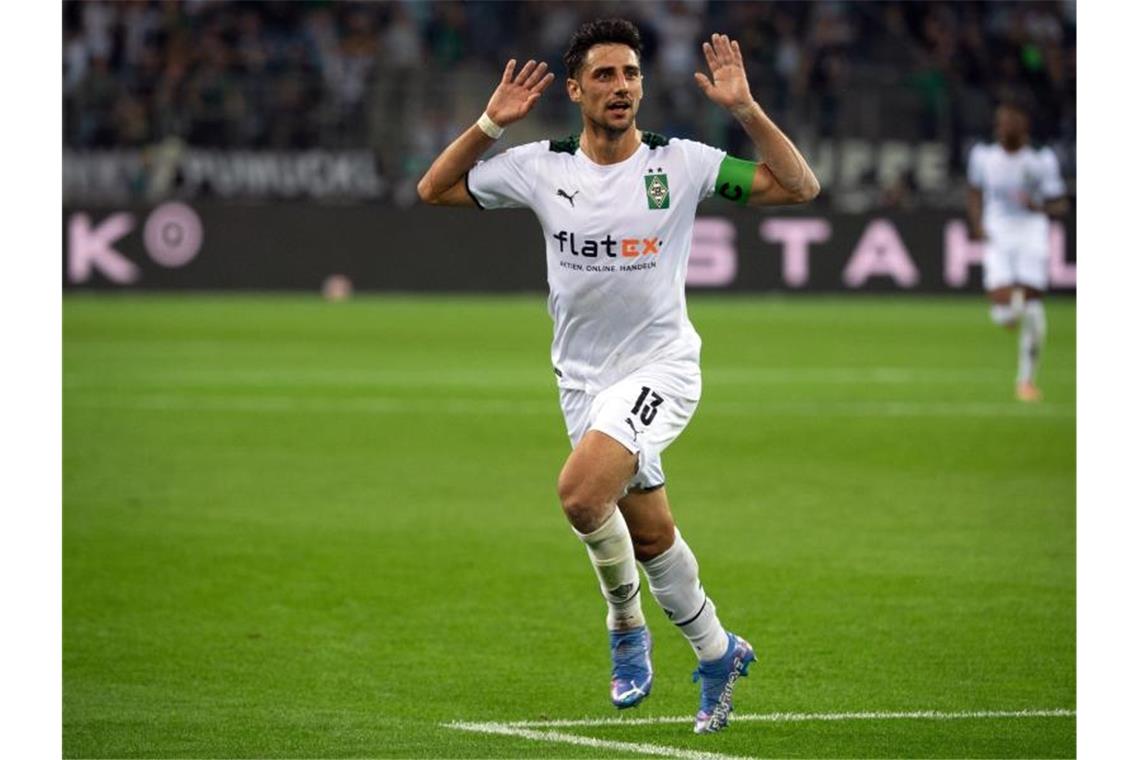 Stindl sichert Hütter und Borussia ersten Sieg Mönchengladbachs Lars Stindl feiert sein Tor zum 1:0. Foto: Federico Gambarini/dpa