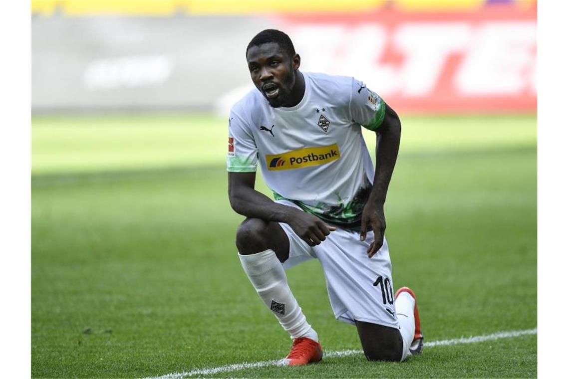 Mönchengladbachs Marcus Thuram gedenkt nach seinem Tor zum 2:0 dem getöteten Afroamerikaner George Floyd. Foto: Martin Meissner/AP Pool/dpa