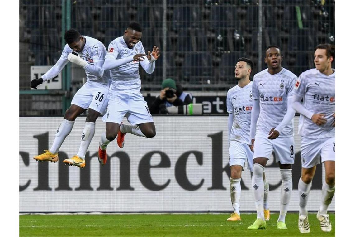 Mönchengladbachs Spieler feiern das 4:2 gegen Borussia Dortmund. Foto: Martin Meissner/Pool AP/dpa