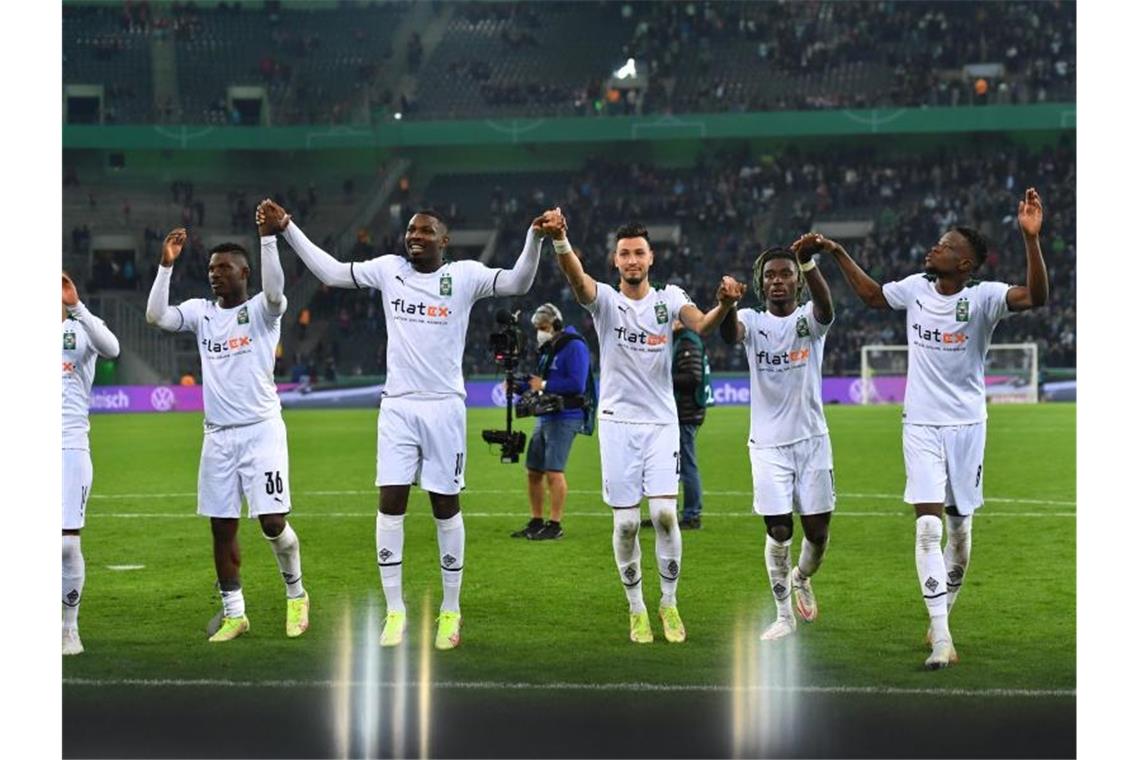 Bayern-„Schmach“ für die Geschichtsbücher: 0:5 wirkt nach Mönchengladbachs Spieler feiern ihren Sieg. Foto: Marius Becker/dpa
