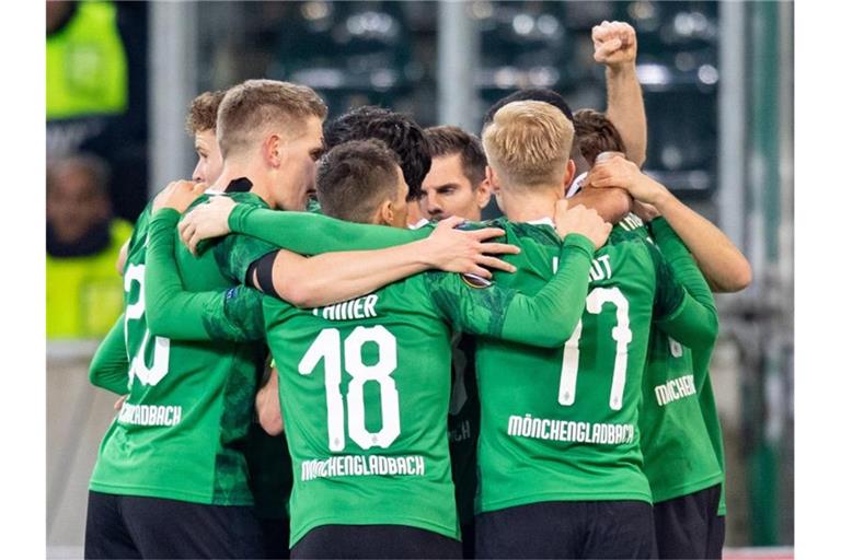 Mönchengladbachs Spieler freuen sich nach dem Treffer zum 1:0. Foto: Marcel Kusch/dpa