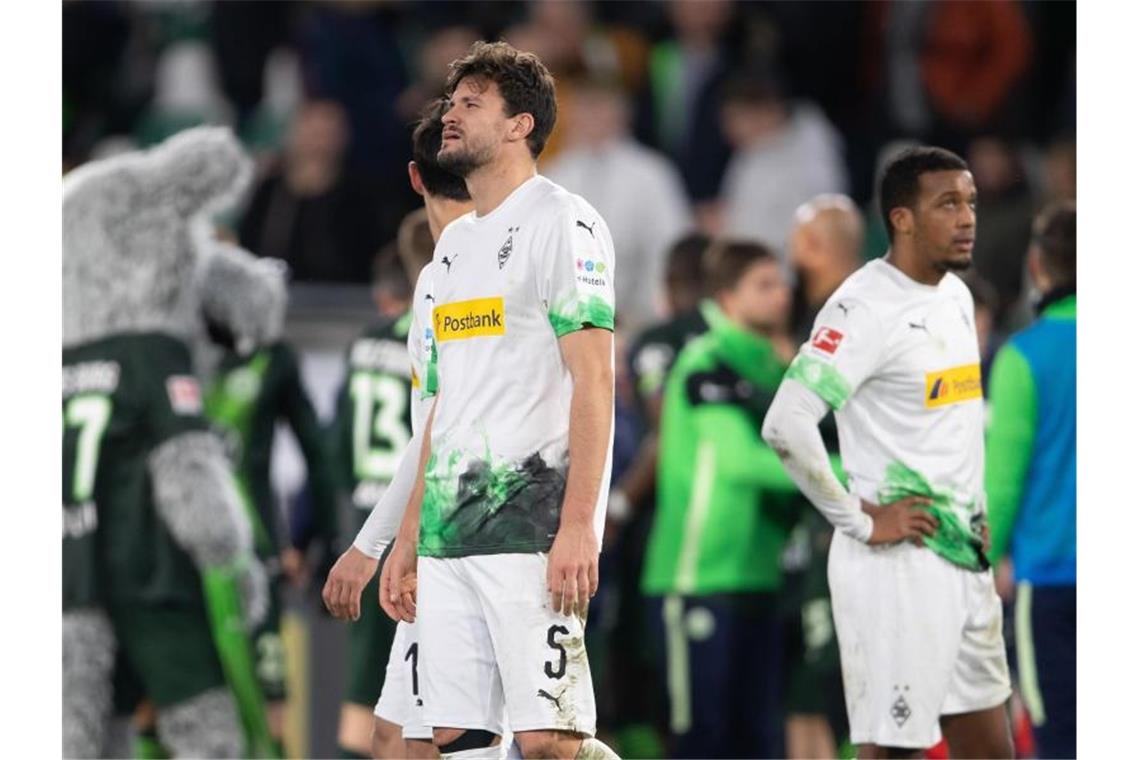 Mönchengladbachs Spieler stehen nach der bitteren Niederlage in Wolfsburg enttäuscht auf dem Platz. Foto: Swen Pförtner