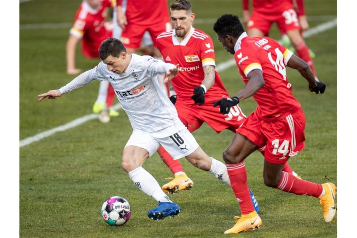 Bayern gewinnt gegen Hoffenheim - Auch RB Leipzig siegt Mönchengladbachs Stefan Lainer (l-r) versucht gegen Unions Robert Andrich und Taiwo Awoniyi den Ball zu behaupten. Foto: Andreas Gora/dpa Pool/dpa