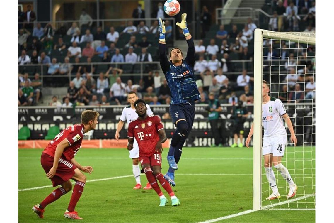 Mönchengladbachs Torhüter Yann Sommer klärt vor Bayerns Thomas Müller und Alphonso Davies. Foto: Federico Gambarini/dpa