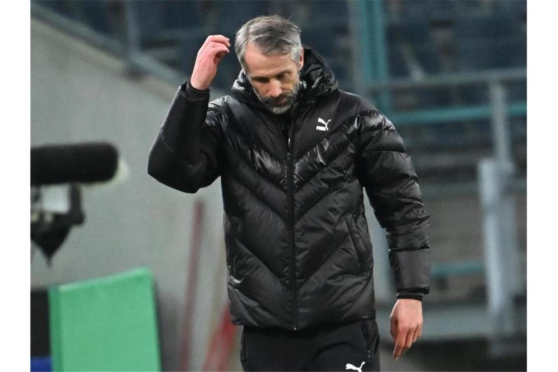 Grammozis, Bobic, Kramer, Rose: Ganz schön was los Mönchengladbachs Trainer Marco Rose fasst sich an den Kopf - seit Wochen gelingt dem Team kein Sieg mehr. Foto: Federico Gambarini/dpa-Pool/dpa