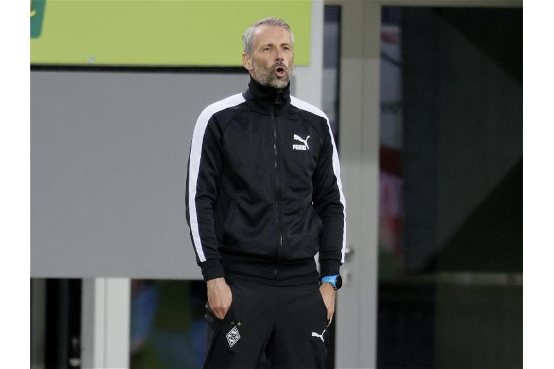 Trainer Rose über Platzverweis für Plea: „Witz in der Summe“ Mönchengladbachs Trainer Marco Rose gibt Anweisungen. Foto: Ronald Wittek/epa/Pool/dpa
