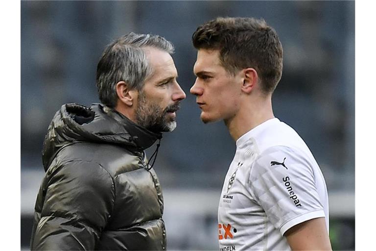 Mönchengladbachs Trainer Marco Rose (l) und Matthias Ginter sind nach der Niederlage bedient. Foto: Martin Meissner/Pool AP/dpa