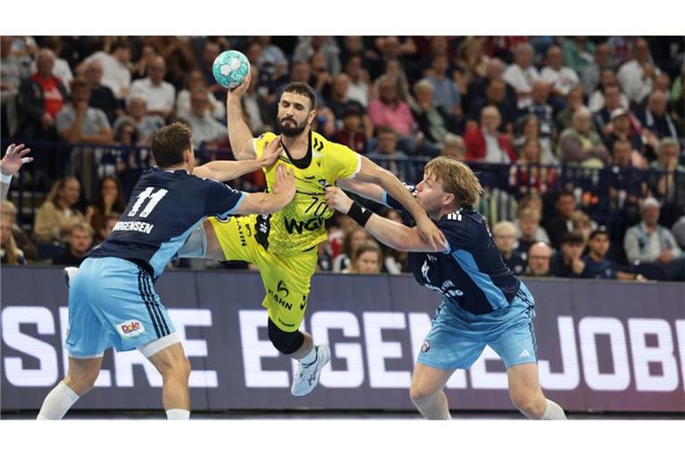 Mohamed Amine Darmoul setzt sich gegen die Hamburger Nicolaj Jörgensen (li.) und Martin Hovde durch&nbsp;– der Rückraumspieler setzte beim 34:34 im Auswärtsspiel wichtige Akzente.
