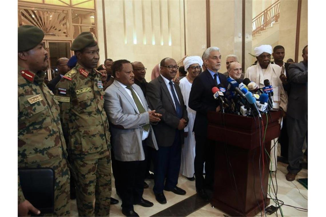 Mohamed Hacen Lebatt (vorne, r), Gesandter der Afrikanischen Union im Sudan, tritt gemeinsam mit Mitgliedern der Verhandlungsdelegationen, in Khartum vor die Presse. Foto: Mohamed Khidir/XinHua