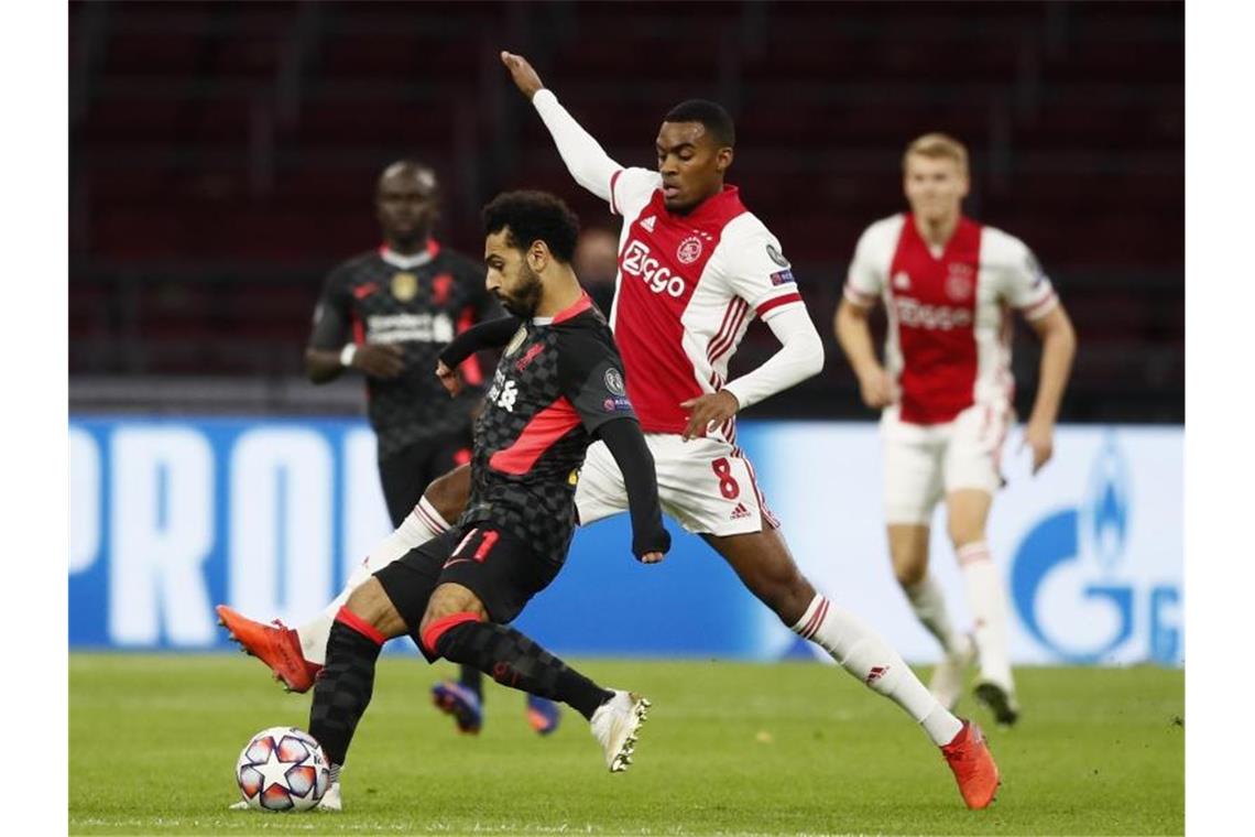 Real blamiert sich zum Auftakt - Traumtor von Gündogan Mohamed Salah (l) gewann mit dem FC Liverpool bei Ajax Amsterdam. Foto: Peter Dejong/AP/dpa
