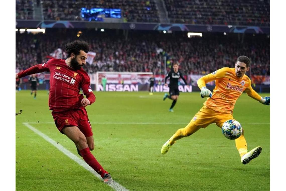 Klopp mit FC Liverpool im Achtelfinale - auch Chelsea weiter Mohamed Salah (l) vom FC Liverpool erzielt gegen Salzburgs Keeper das Tor zum 2:o:. Foto: John Walton/PA Wire/dpa
