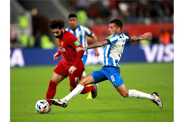 Mohamed Salah (l) zog mit dem FC Liverpool nach dem Sieg gegen CF Monterry ins Finale der Club-WM ein. Foto: Adam Davy/PA Wire/dpa