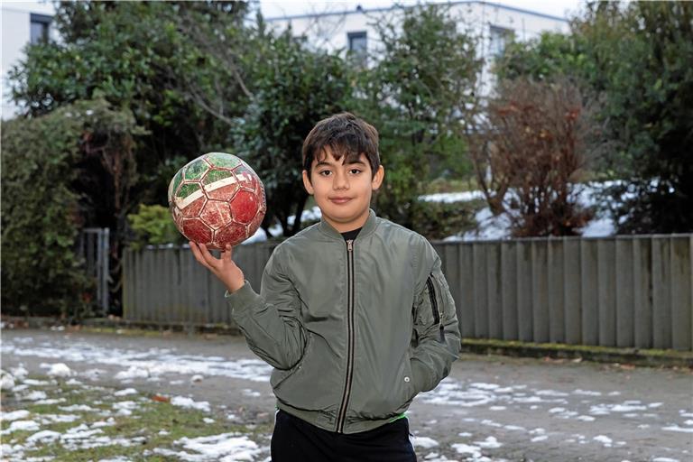 Mohammad Akbari spielt leidenschaftlich gerne Fußball. Seine Familie stammt aus Afghanistan, er ist im Iran geboren, als seine Eltern sich schon auf der Flucht befunden haben. Foto: J. Fiedler