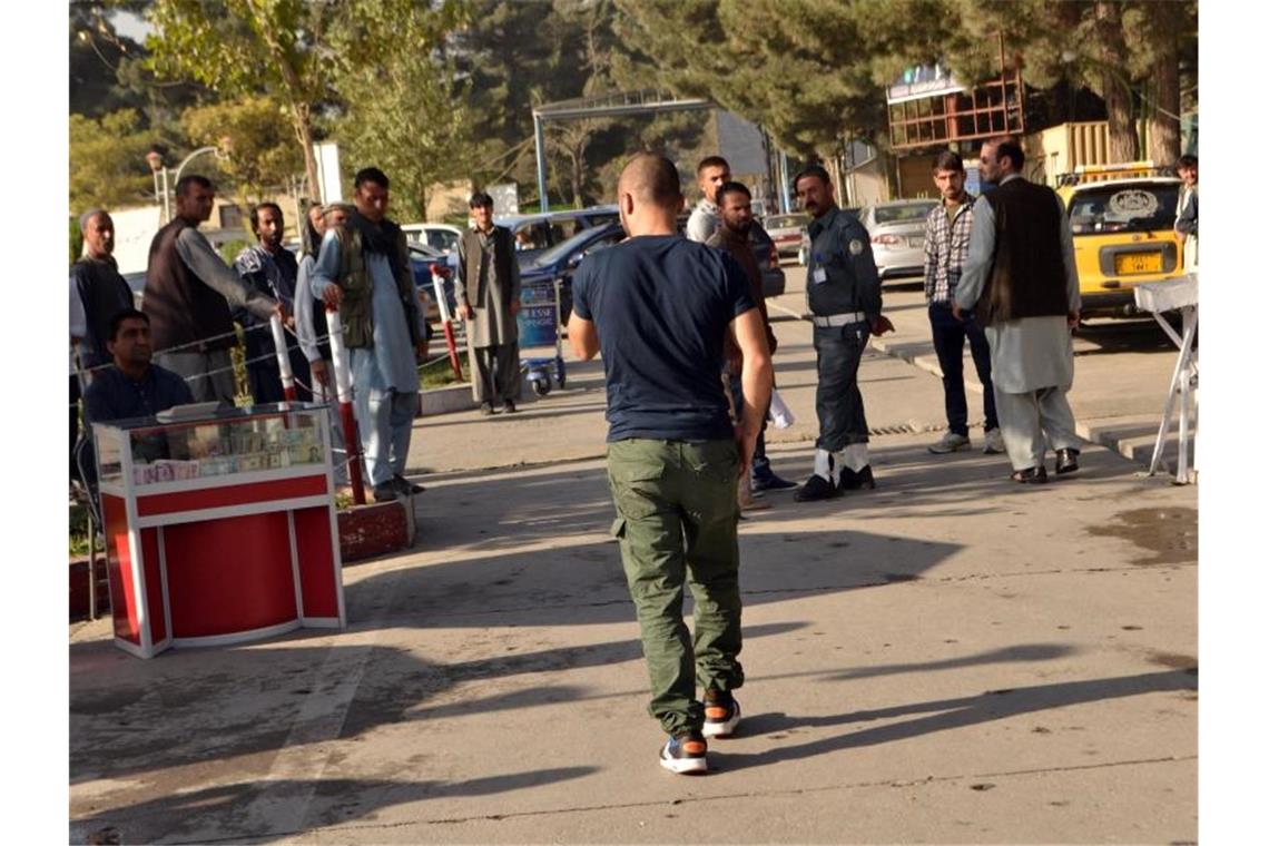Pistorius: Abschiebungen nach Afghanistan nicht verstärken Mohammad Hashemi (M.), ein abgelehnter Asylbewerber aus der Unruheprovinz Helmand, nach der Landung in Kabul. Foto: Mohammad Jawad