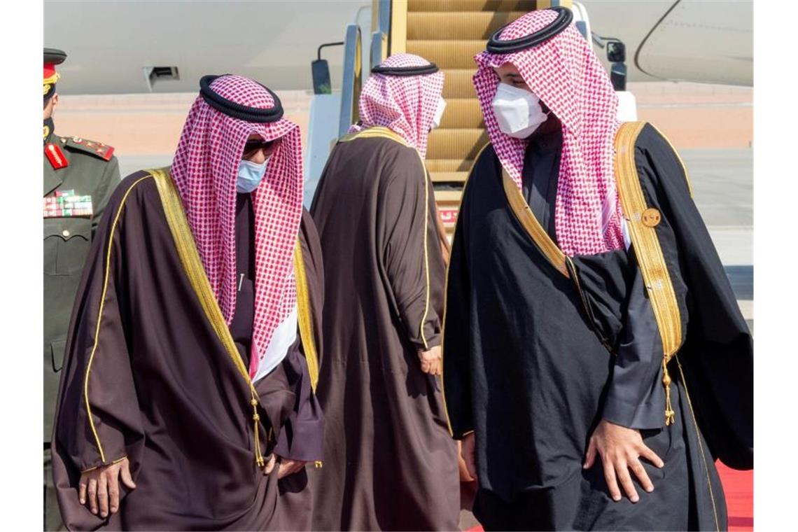 Mohammed bin Salman (r), Kronprinz von Saudi-Arabien, begrüßt Scheich Nawaf al-Ahmed al-Sabah, den Emir von Kuwait, bei seiner Ankunft auf dem Flughafen zum 41. Gipfeltreffen des Golf-Kooperationsrates (GCC). Foto: -/Saudi Press Agency/dpa