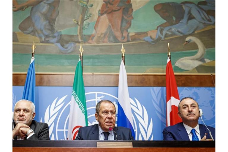 Mohammed Dschawad Sarif (l-r), Außenminister des Iran, Sergei Lawrow, Außenminister von Russland, und Mevlüt Cavusoglu, Außenminister der Türkei, nehmen an einer Pressekonferenz einen Tag vor der Sitzung des syrischen Verfassungsausschusses teil. Foto: Valentin Flauraud/Keystone/AP/dpa
