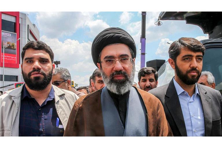Mojtaba Khamenei (M.), Sohn des  getöteten Ali Khamenei, auf einer Straße in Teheran. Die iranische Justiz warnt die Bevölkerung eindringlich davor, mit Israel oder den USA zu kooperieren (Archivfoto).