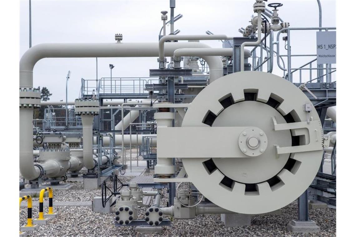 Russland warnt vor Verzögerung von Nord Stream 2 Molchstation, Rohrsysteme und Absperrvorrichtungen in der Gasanlandestation von Nord Stream 2. Foto: Jens Büttner/dpa