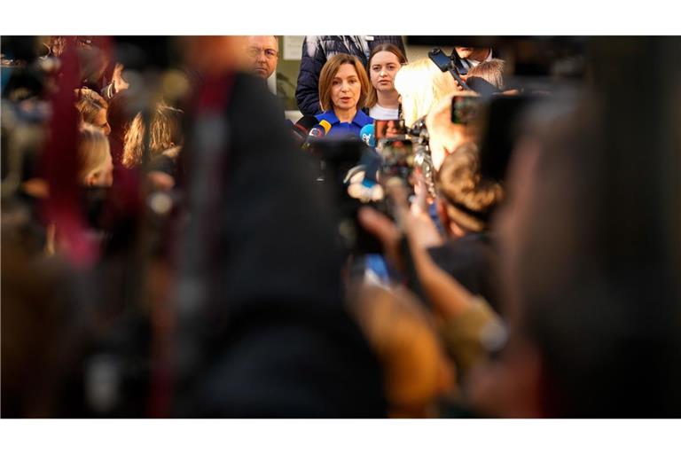 Moldaus Präsidentin Maia Sandu spricht zu den Medien, nachdem sie bei der Parlamentswahl ihre Stimme abgegeben hat.