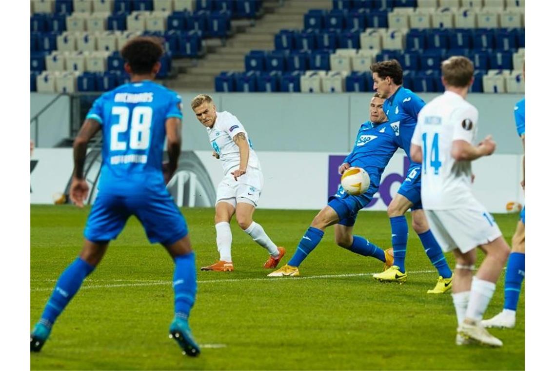 Moldes Eirik Andersen (2.v.l) erzielt das Tor zum 1:0 gegen 1899 Hoffenheim. Foto: Uwe Anspach/dpa Pool/dpa