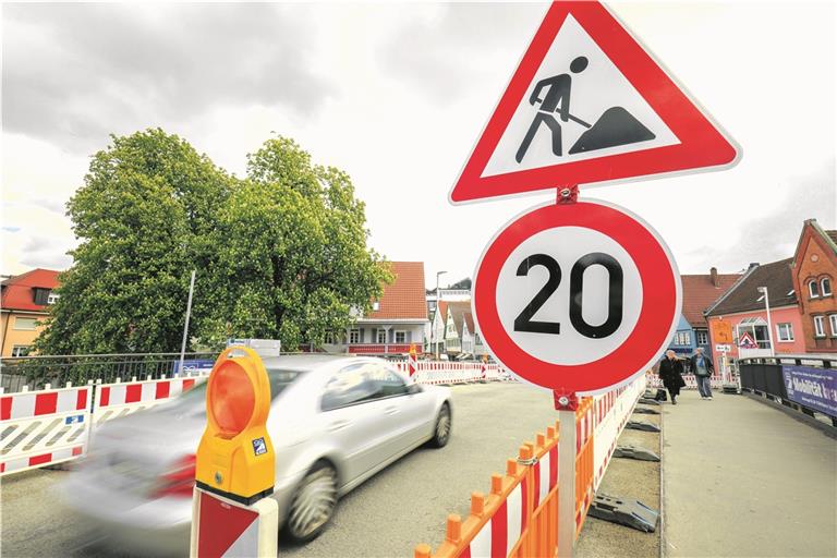 Momentan ist die Geschwindigkeitsbeschränkung auf der Aspacher Brücke der Baustelle geschuldet, doch die Stadtverwaltung möchte die zulässige Höchstgeschwindigkeit in diesem Bereich dauerhaft reduzieren. Foto: A. Becher