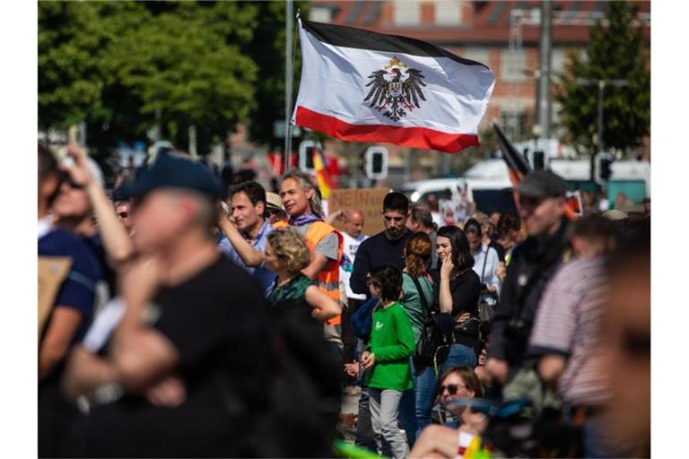 Momentaufnahme einer Protestkundgebung auf dem Cannstatter Wasen. Foto: Christoph Schmidt/dpa