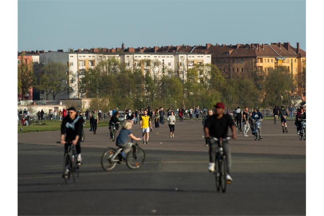 Momentaufnahme vom 11. April: Zahlreiche Menschen sind zu Fuß und auf dem Fahrrad auf dem Tempelhofer Feld in Berlin unterwegs. Foto: Christophe Gateau/dpa
