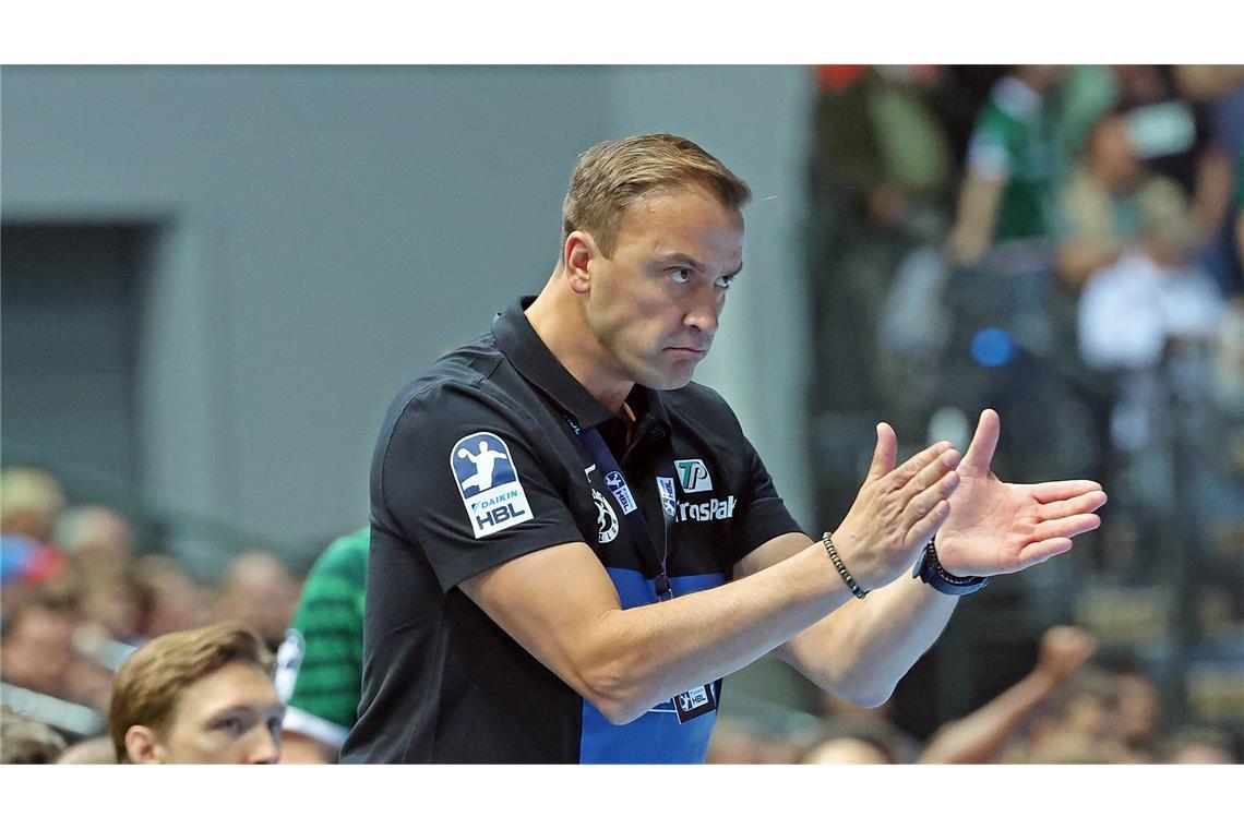 Momir Ilic (HSG Wetzlar, 43 Jahre alt): Ilic zählte als serbischer Rückraumspieler mit über 100 Champions-League-Toren in drei aufeinanderfolgenden Saisons zu den gefürchtetsten Torjägern Europas und wurde 2023 in die EHF Hall of Fame aufgenommen. Als Trainer führte er Telekom Veszprem zu nationalen Titeln und Erfolg in der SEHA-Liga, einem übernationalen Wettbewerb für Vereine aus Südosteuropa, bevor er 2025 die Bundesliga-Herausforderung bei HSG Wetzlar übernahm. .