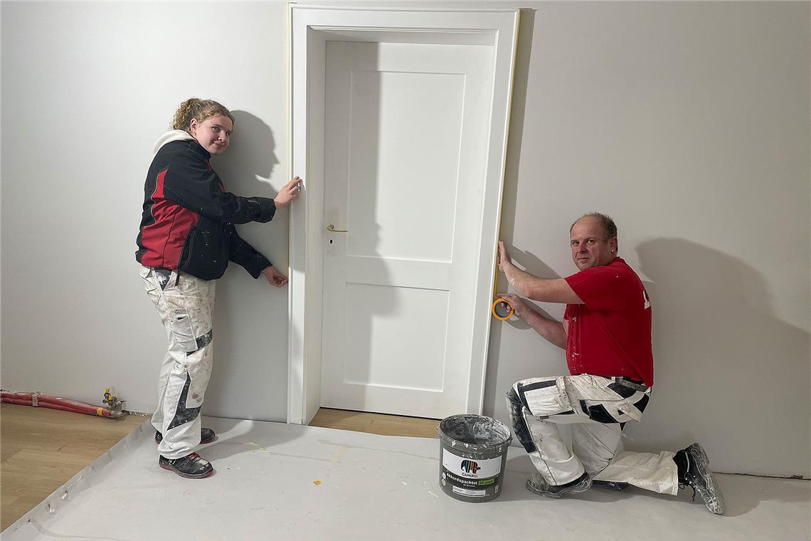 Mona Jägle sammelt mit dem Baustellenleiter Thomas Kapp in der Nähe ihres Heimatorts Erfahrungen im Malerbetrieb. Foto: Berufsbildungswerk Paulinenpflege