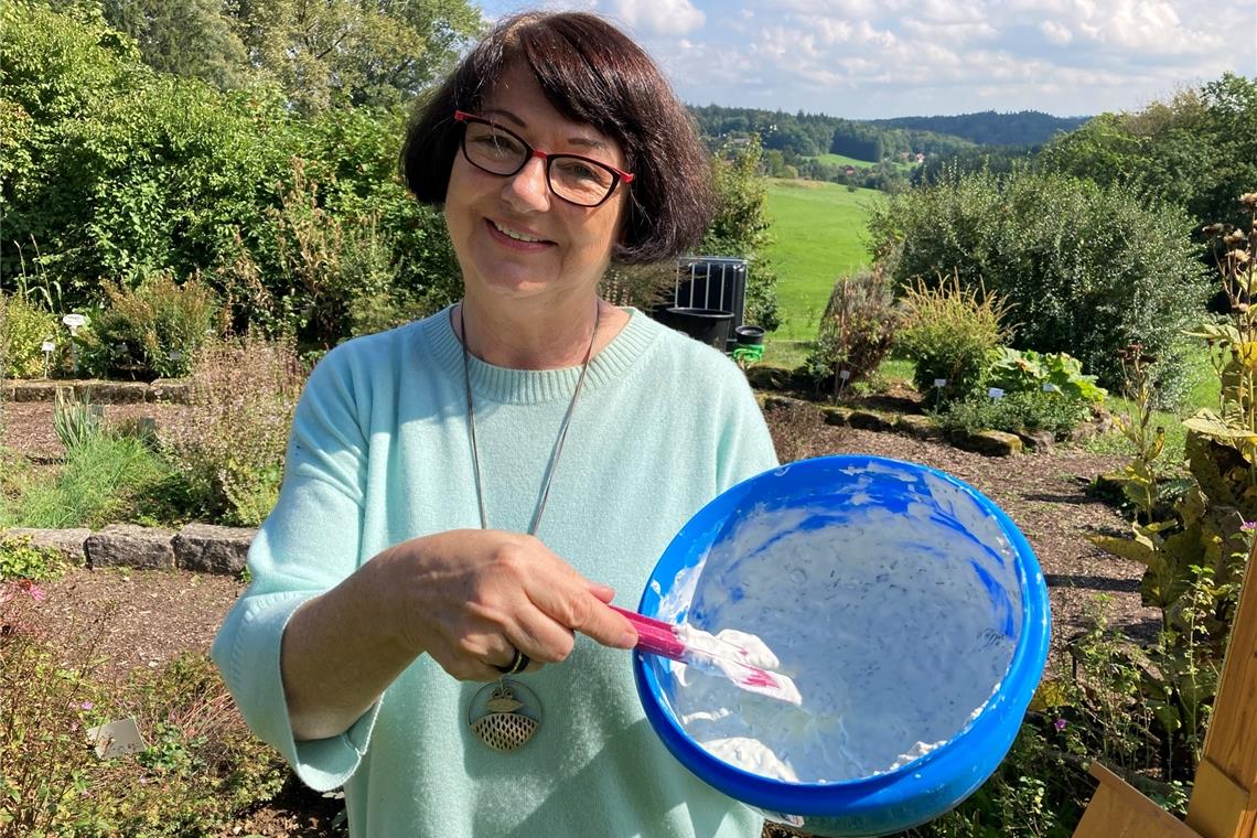 Mona Winter mit frischem Kräuterquark aus Bibernelle, Sauerampfer, Frühlingszwiebel, Basilikum, Kresse, Petersilie. Um den Quark etwas cremiger zu machen, werden noch etwas Mineralwasser und Schmand untergerührt. Foto: S. Schneider-Seebeck