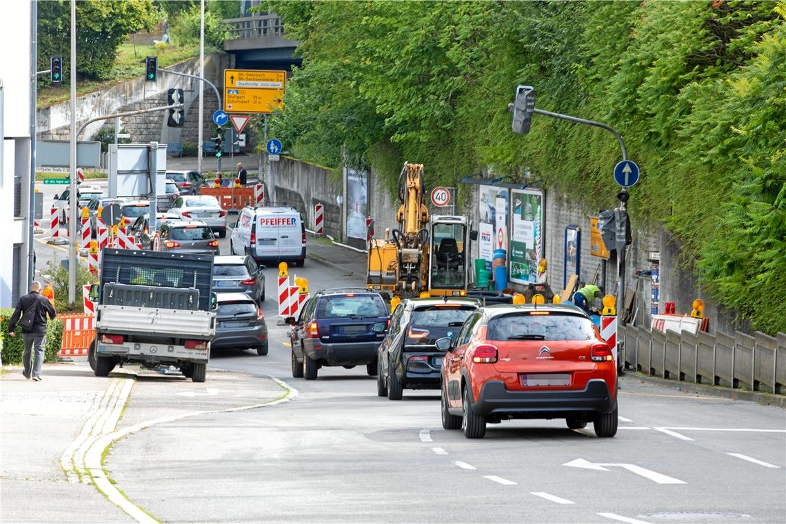 Weitere Etappe im Straßenbau fertig Monatelang war die Obere Bahnhofstraße nur einspurig befahrbar. Deshalb ist die Erleichterung groß, dass ab Samstag, 19. September, die Straße wieder komplett für den Verkehr freigegeben ist. Foto: A. Becher
