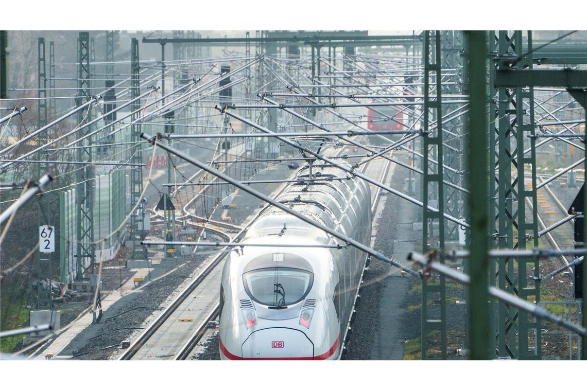 Monatelang war die Riedbahn wegen einer Generalsanierung gesperrt, seitdem sind die Züge nach Angaben der Deutschen Bahn pünktlicher. (Archivbild)