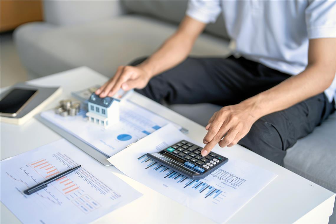 Monatsrechnungen aufstellen und Vermögen aufbauen: Das sind Aspekte von Finanzbildung. Foto: Adobe Stock/ Charlie’s