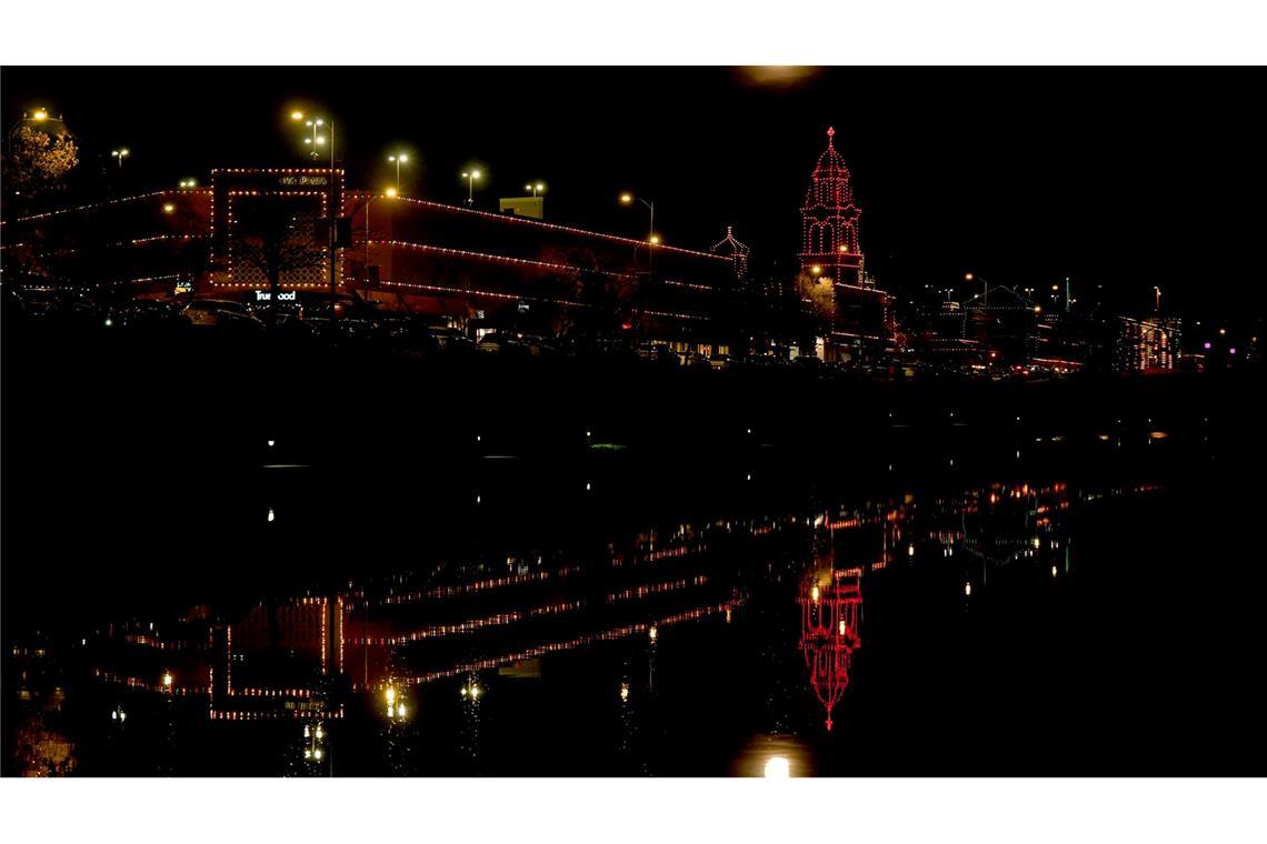 Bilder des Tages Mondschein und Weihnachtsbeleuchtung in Kansas City