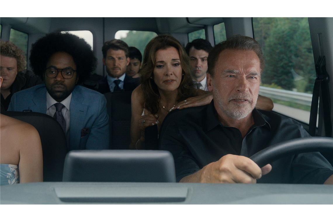 Schwarzenegger in "Fubar": Action mit Schnuckiputzi Monica Barbaro (links) als Emma Brunner und Arnold Schwarzenegger (rechts) als Luke Brunner in einer Szene der Serie "Fubar".