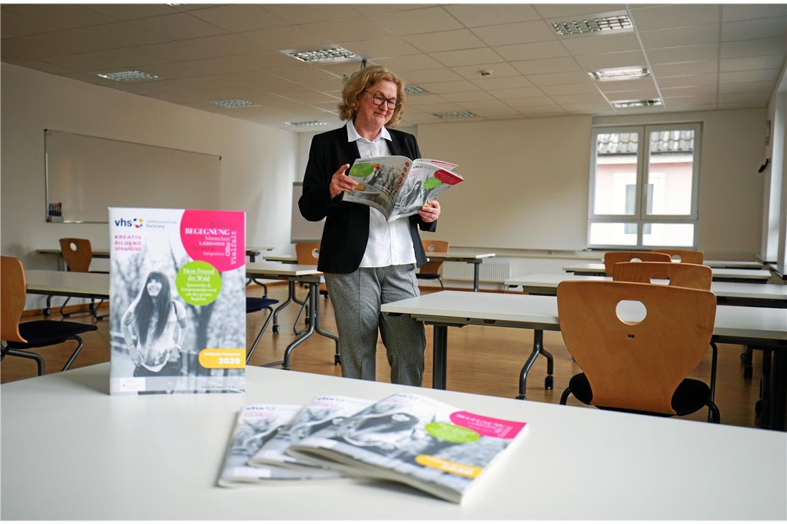 Kurse in der Volkshochschule endlich wieder vis-à-vis Monika Eckert blättert durch den Kurskatalog und kündigt an: Es wird nur ein kleines Sommerprogramm geben. Die Coronaauswirkungen werden die VHS noch lange beschäftigen. Foto: A. Becher