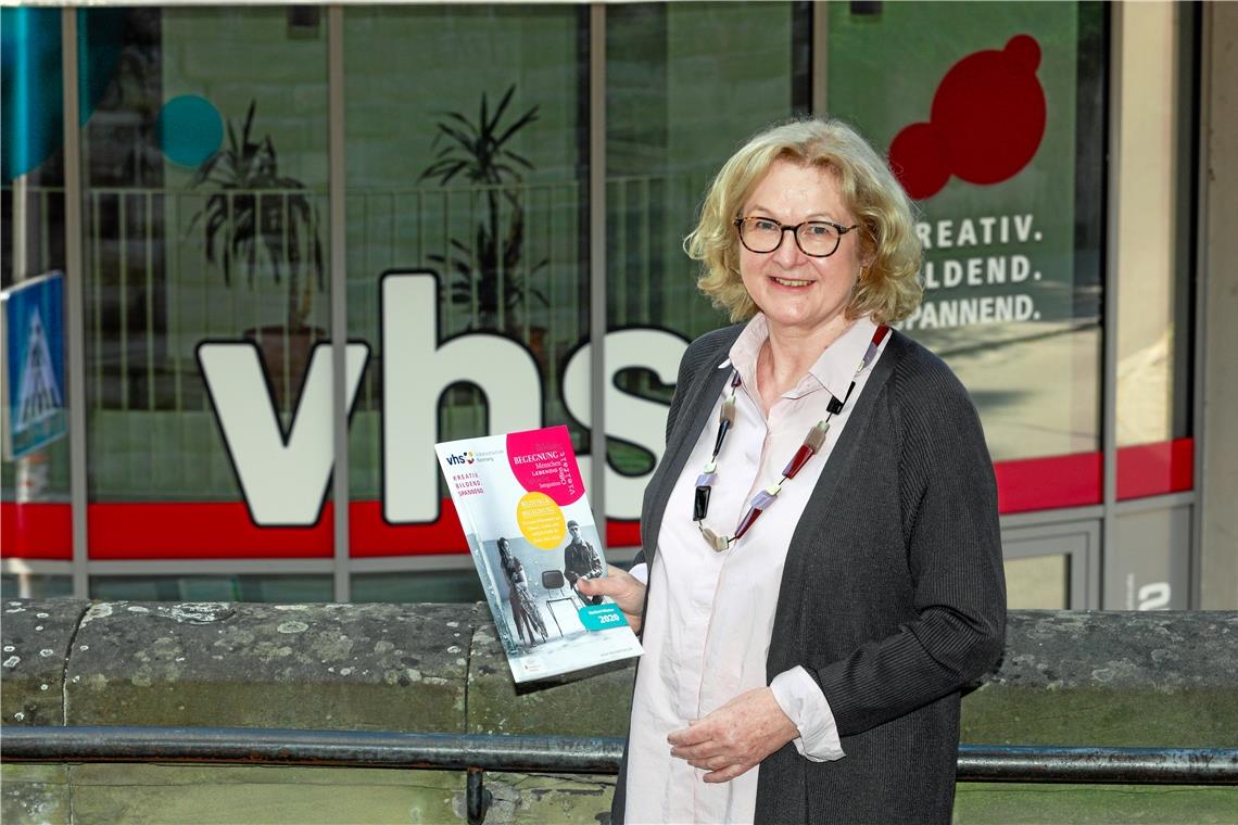 Monika Eckert freut sich, dass es an der Volkshochschule Backnang endlich wieder Präsenzunterricht gibt, und zwar in kleinen Gruppen. Foto: A. Becher