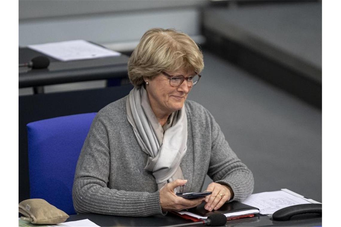 Monika Grütters verfolgt eine Debatte im Bundestag. Foto: Fabian Sommer/dpa