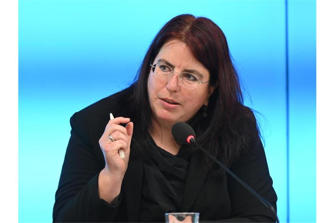 Monika Stein, die Landesvorsitzende der GEW, spricht bei einer Pressekonferenz. Foto: Bernd Weißbrod/dpa