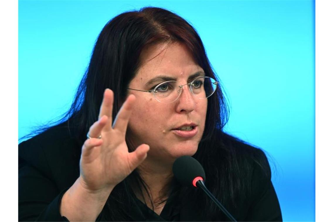 GEW-Chefin: Klassenzimmer sind wenig vor Corona geschützt Monika Stein spricht bei einer Pressekonferenz. Foto: Bernd Weißbrod/dpa/Bildarchiv