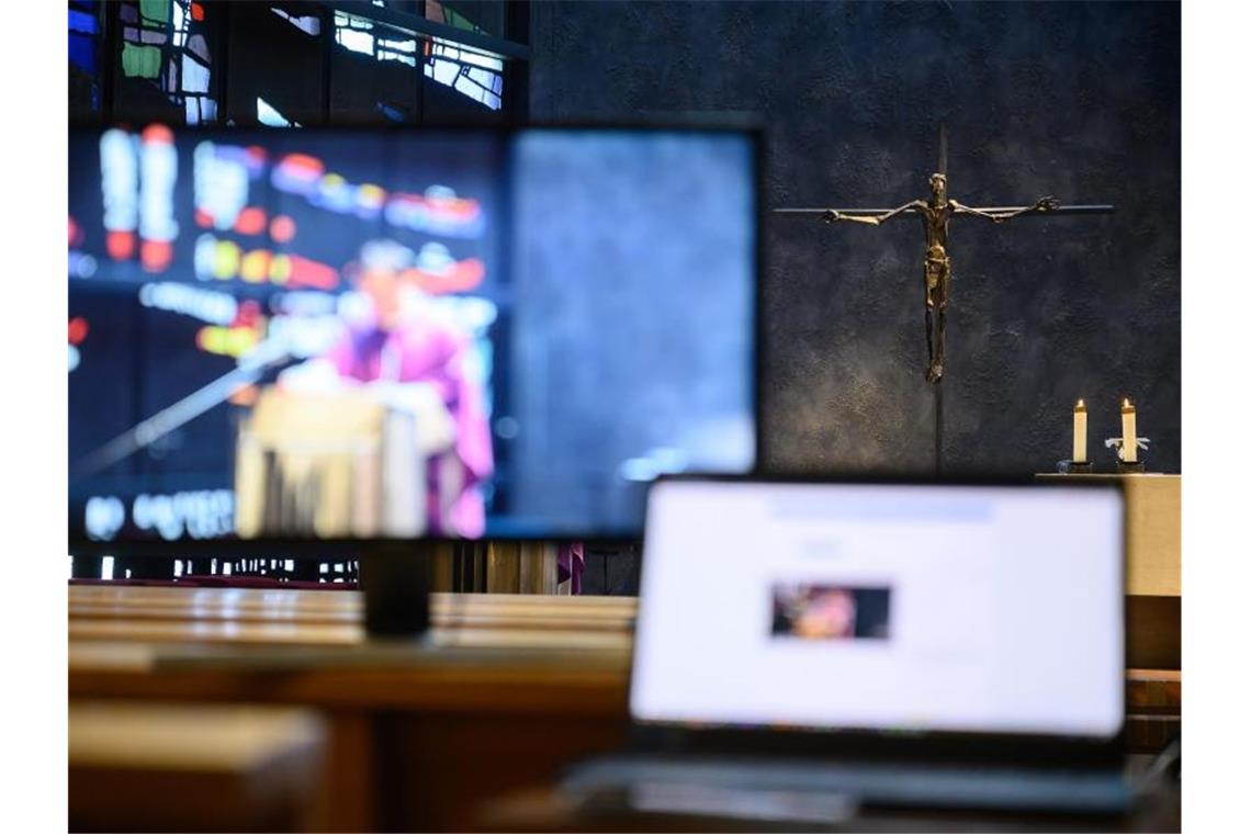 Gottesdienste im Internet: Appell an die Solidarität Monitore stehen in einer leeren Kirche während eines Gottesdiensts. Foto: Sebastian Gollnow/dpa