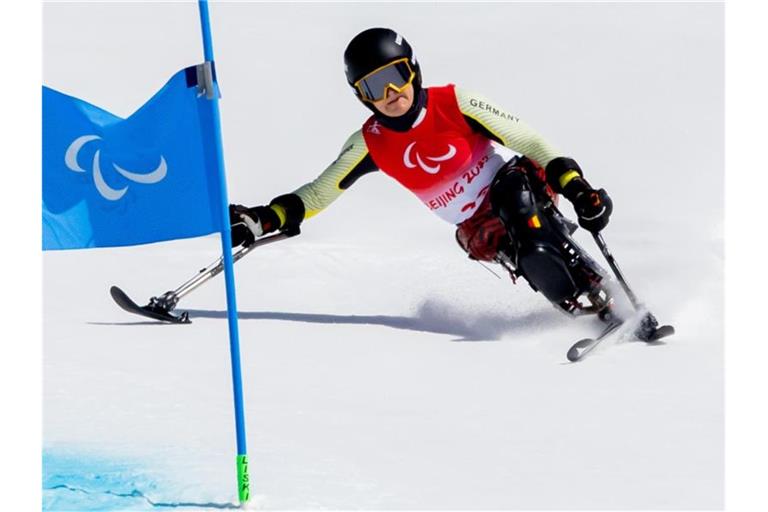 Monoskifahrerin Anna-Lena Forster ist Deutschlands Fahnenträgerin bei der Eröffnungsfeier der Paralympics in Peking. Foto: Christoph Soeder/dpa