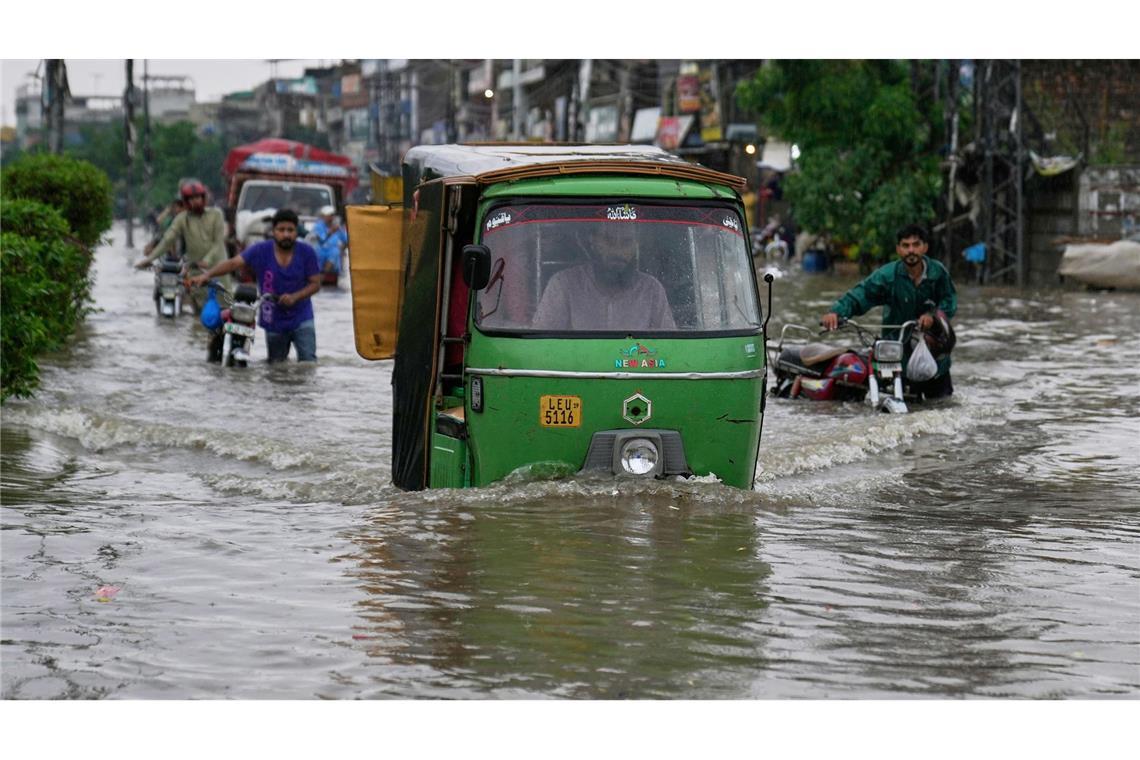 Bilder des Tages Monsun in Pakistan: Der Monsunregen hat eine Straße unter Wasser gesetzt.